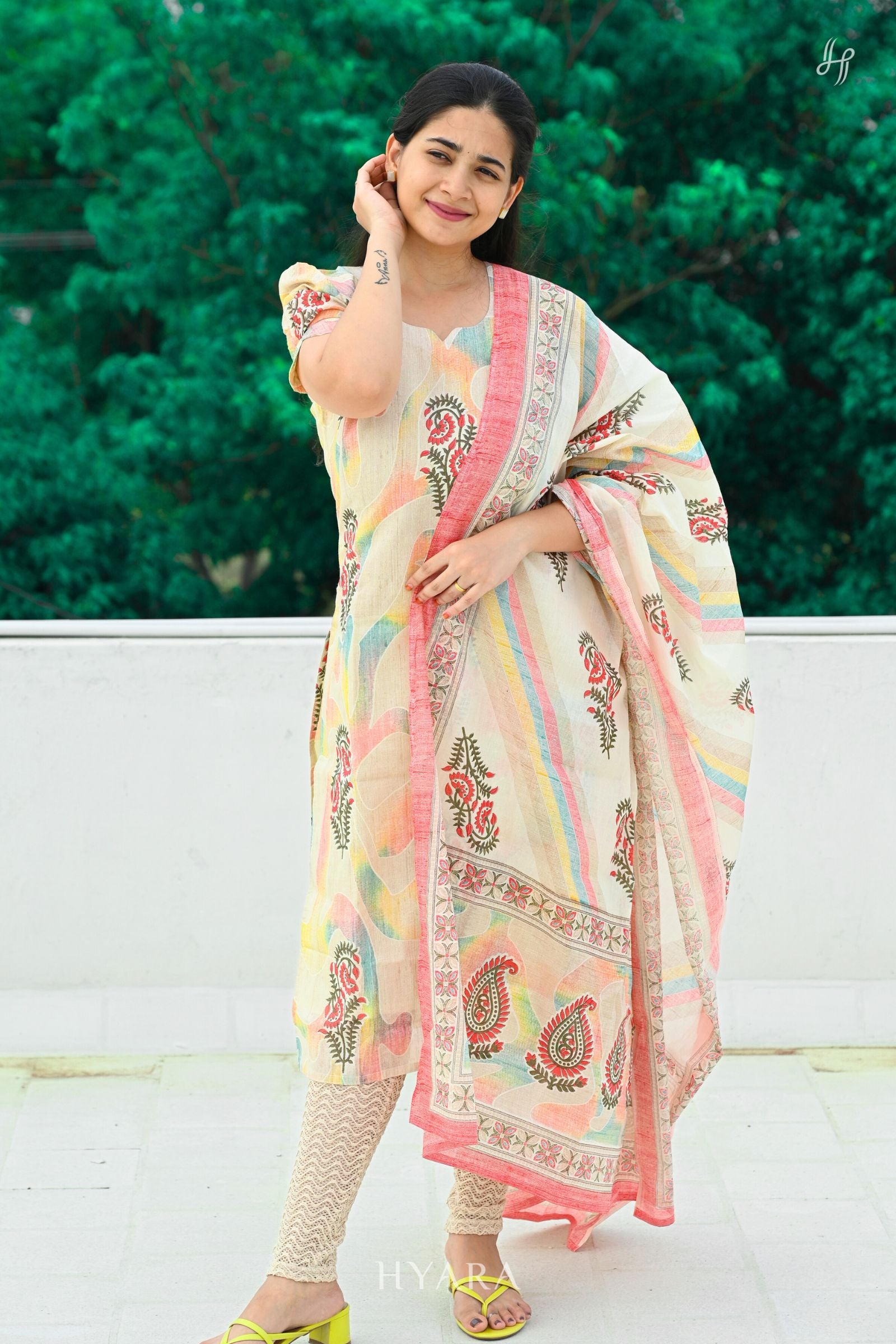 Aarini – Ivory White Cotton Printed Kurti & Shawl Set