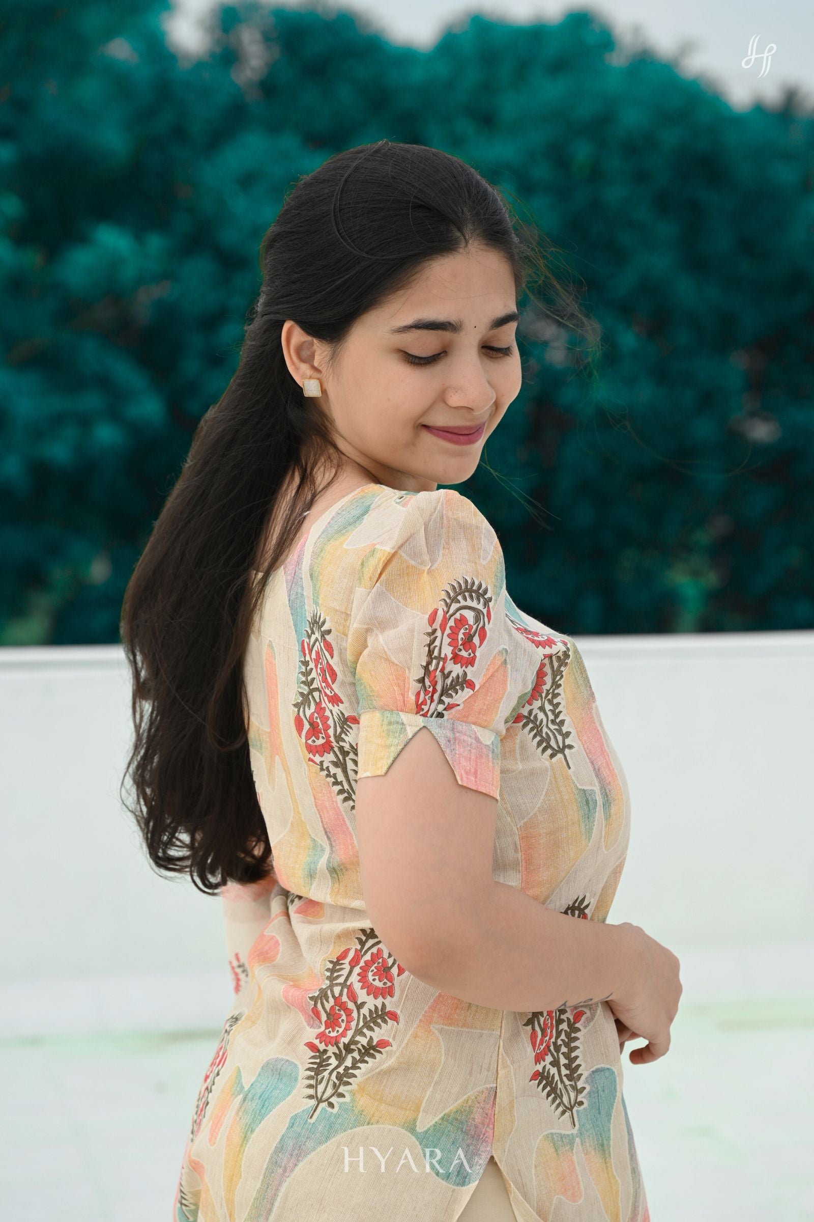 Aarini – Ivory White Cotton Printed Kurti & Shawl Set