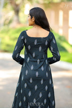 Anvi Black Top with Front Slit